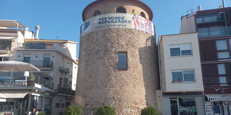 Cambrils commemora el Dia Mundial de les Persones Refugiades amb una gran lona a la Torre del Port