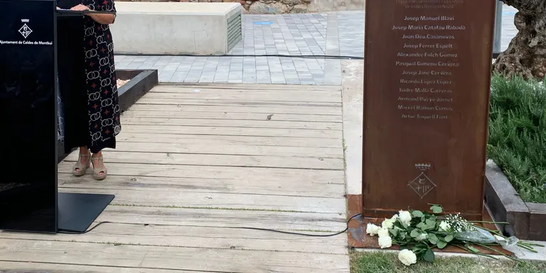 Caldes inaugura oficialment la plaça Neus Català i Pallejà en el primer acte d’homenatge als deportats locals als camps nazis