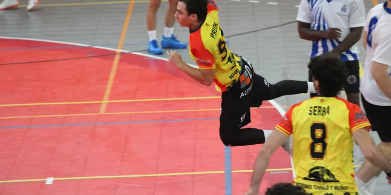 Primera punxada del Veinti d’handbol