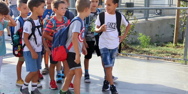 Comença el curs de l'avançament del calendari sense vagues previstes després de la treva entre sindicats i Educació