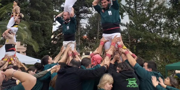 Els Castellers de Caldes han passat ja l'equador de la temporada castellera i ho fan de moment sense descarregar castells de 7