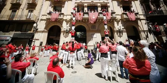 Les dues colles dels Xiquets de Valls alcen pilars de 5 per Sant Joan