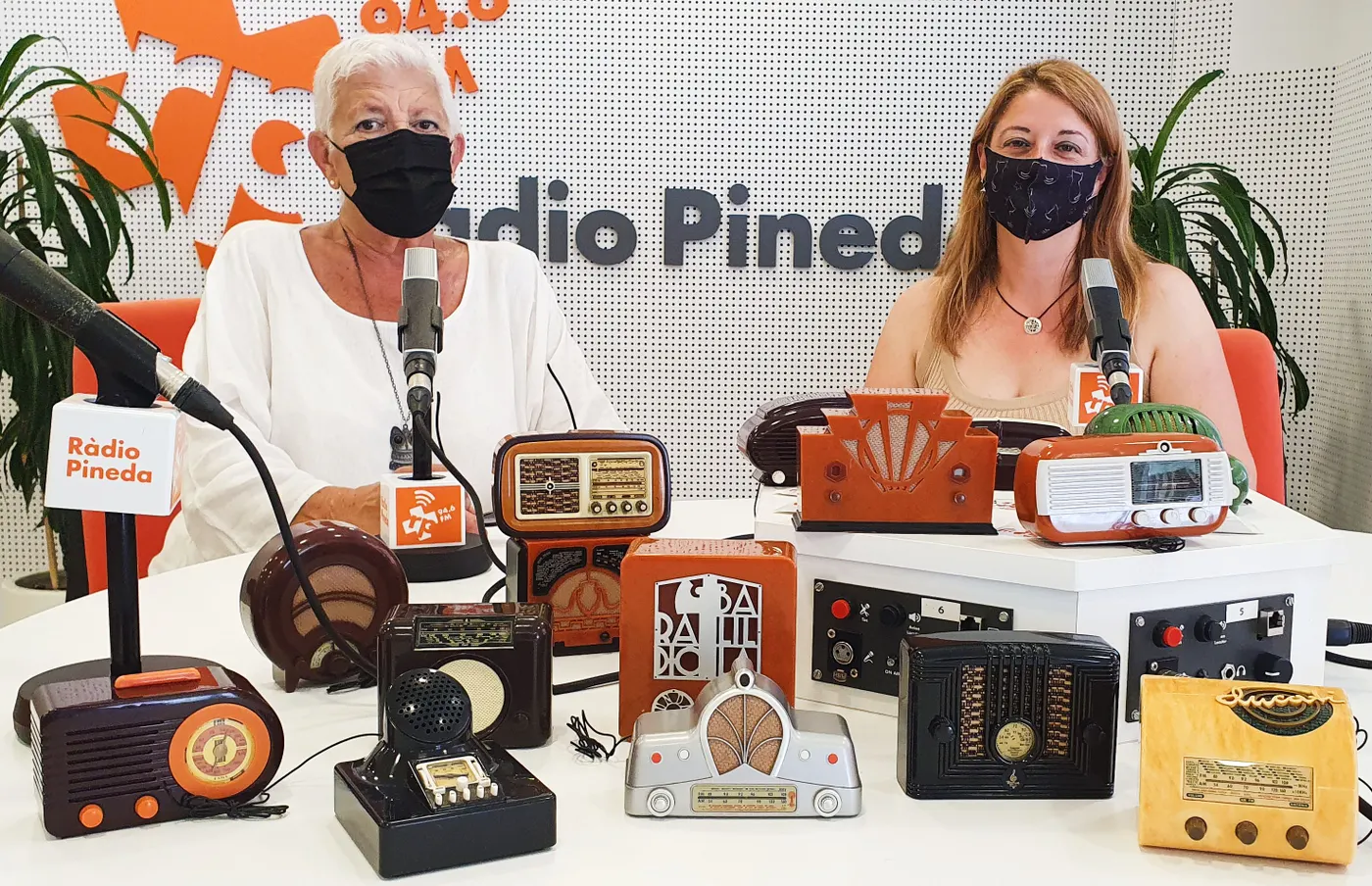 La pinedenca Manoli Andreu ha donat a Ràdio Pineda una col·leccíó de miniatures de ràdios antigues
