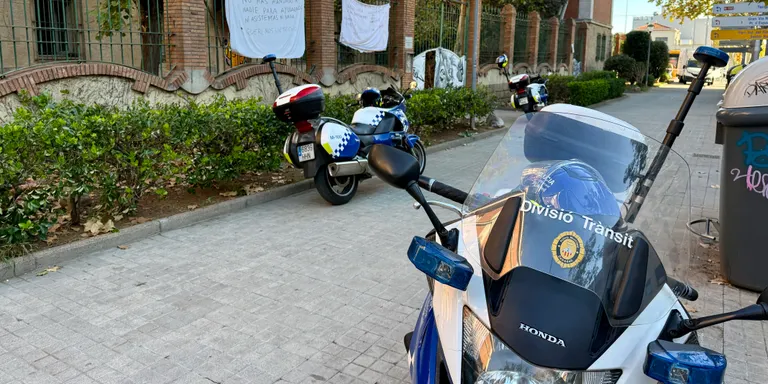 Desallotgen sense incidents l'antiga caserna de la Guàrdia Civil a Sabadell