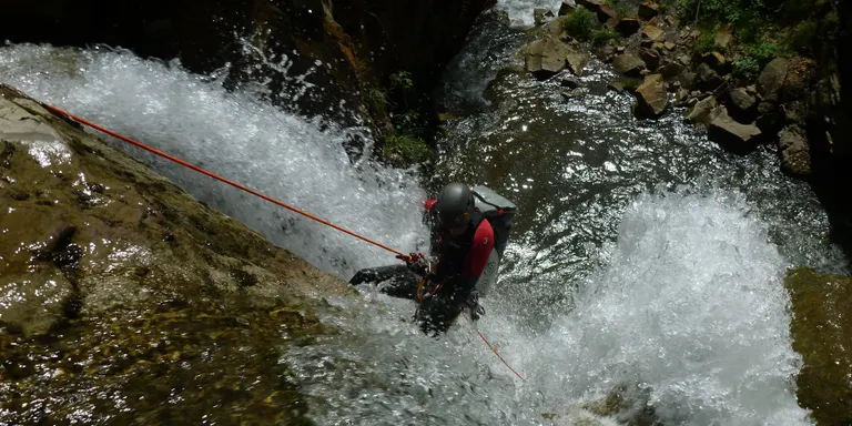 La FEEC organitza noves estades de descens de barrancs al Càmping d'Oliana