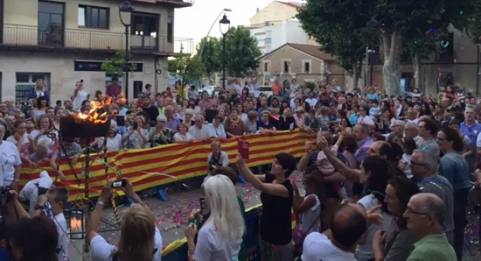 L'arribada de la Flama del Canigó omple la plaça de l'Ajuntament