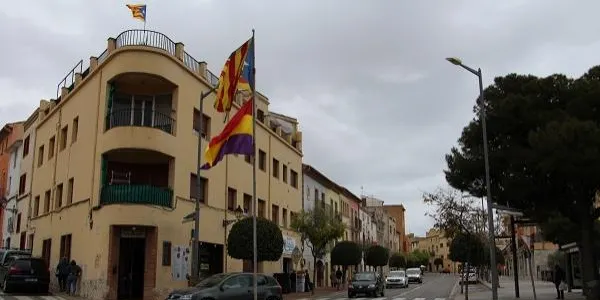 La bandera republicana presideix la principal avinguda d’Altafulla
