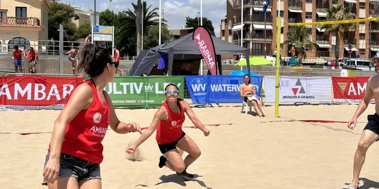 L'Open Multivoley arriba un any més a la platja de la Paella