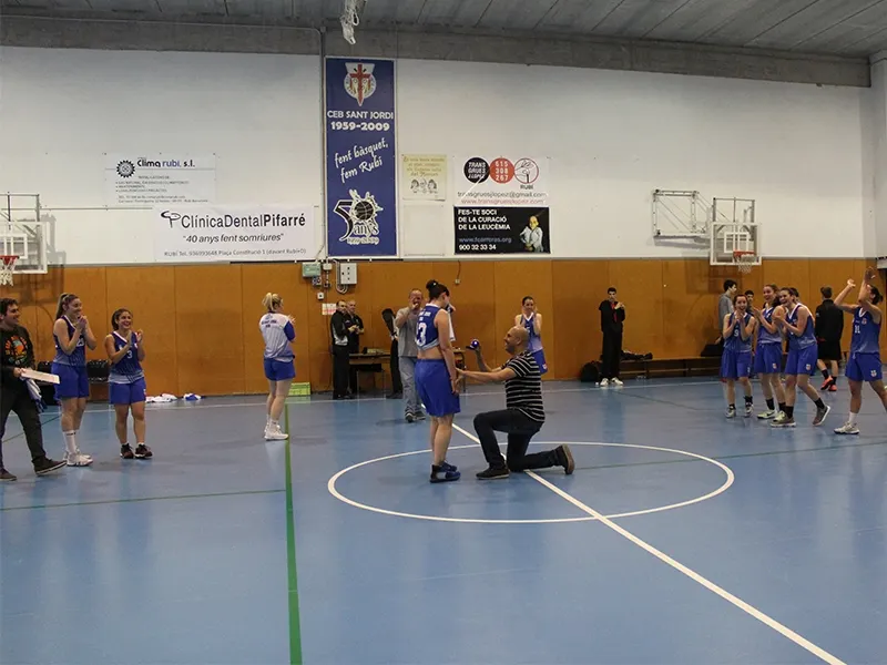 Comiat sonat amb campanes de casament incloses al CEB femení. Noèlia va dir "Sí"
