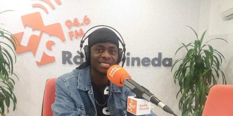 L'espai 'Sortim' de Ràdio Pineda entrevista al jove músic pinedenc Herold Rodríguez