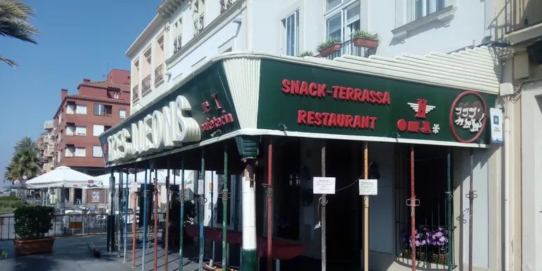 Ja han començat els treballs de recuperació de la marquesina del restaurant Tres Leones
