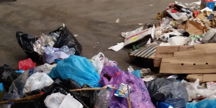 Els contenidors de les àrees d'emergència estan plens de material impropi