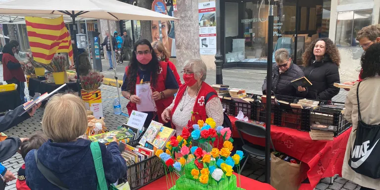 La pluja intermitent durant tot el dia enrareix el Sant Jordi a Caldes però no aconsegueix frenar-lo