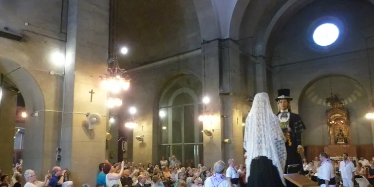 L’Església de Sant Pere s’omple durant la Missa solemne en honor al patró de la Festa Major