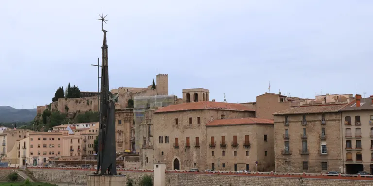 El contenciós administratiu de Tarragona suspèn la retirada del monument franquista de Tortosa