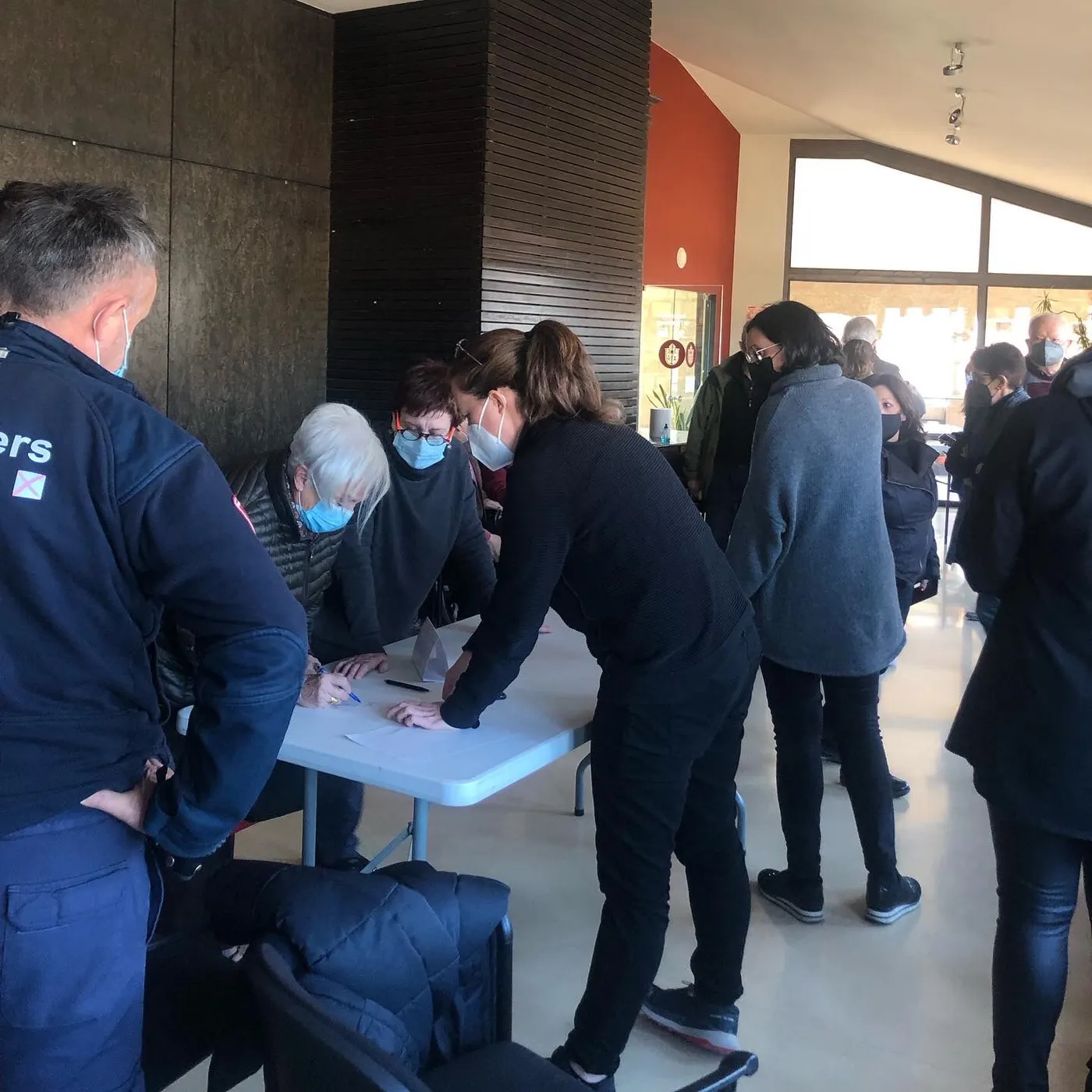 Els veïns afectats per l'incendi segueixen amb la incertesa sobre quan podran tornar a casa
