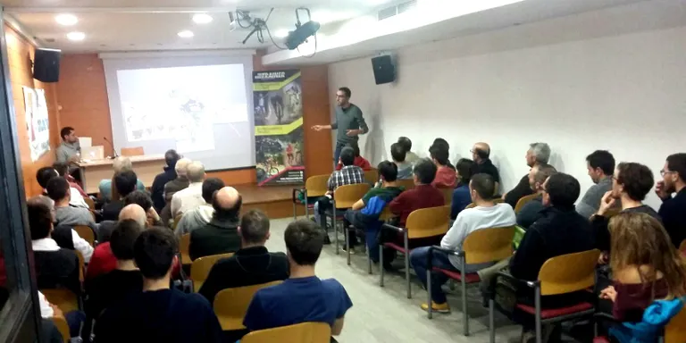 Ciclistes de tota la comarca assisteixen a la xerrada de l'entrenador nacional Josep Codinach