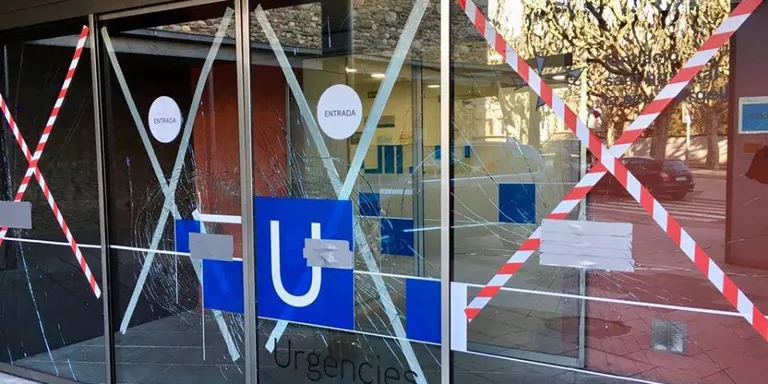 Detingut un veí de Ribera d'Urgellet per destrossar els vidres de l'entrada del Sant Hospital