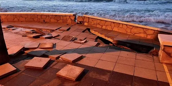 La borrasca Aline causa greus desperfectes a la costa de Roda de Berà