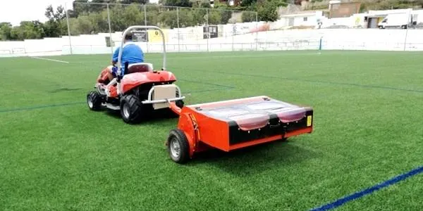 L’Estadi Municipal Joan Pijuan d’Altafulla estrena una màquina específica pel manteniment de la gespa artificial