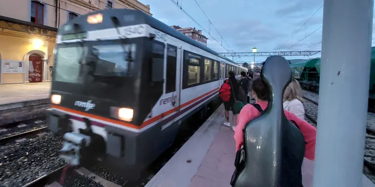 Front comú de l’Ajuntament de Valls i els Amics del Ferrocarril per reclamar un servei ferroviari de qualitat