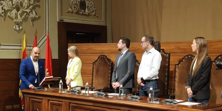 Vale Pino promet el càrrec de diputat provincial