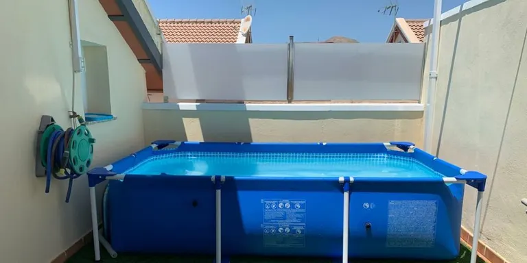 El COAATT alerta que instal·lar piscines desmuntables a terrasses pot comportar perills pel seu gran pes