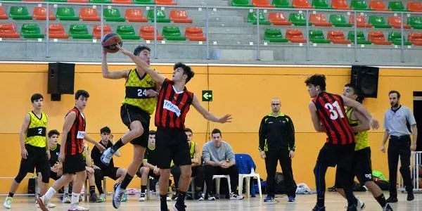 El Junior A del BBG perd la seva imbatibilitat davant el Reus però segueix líder (58-64)