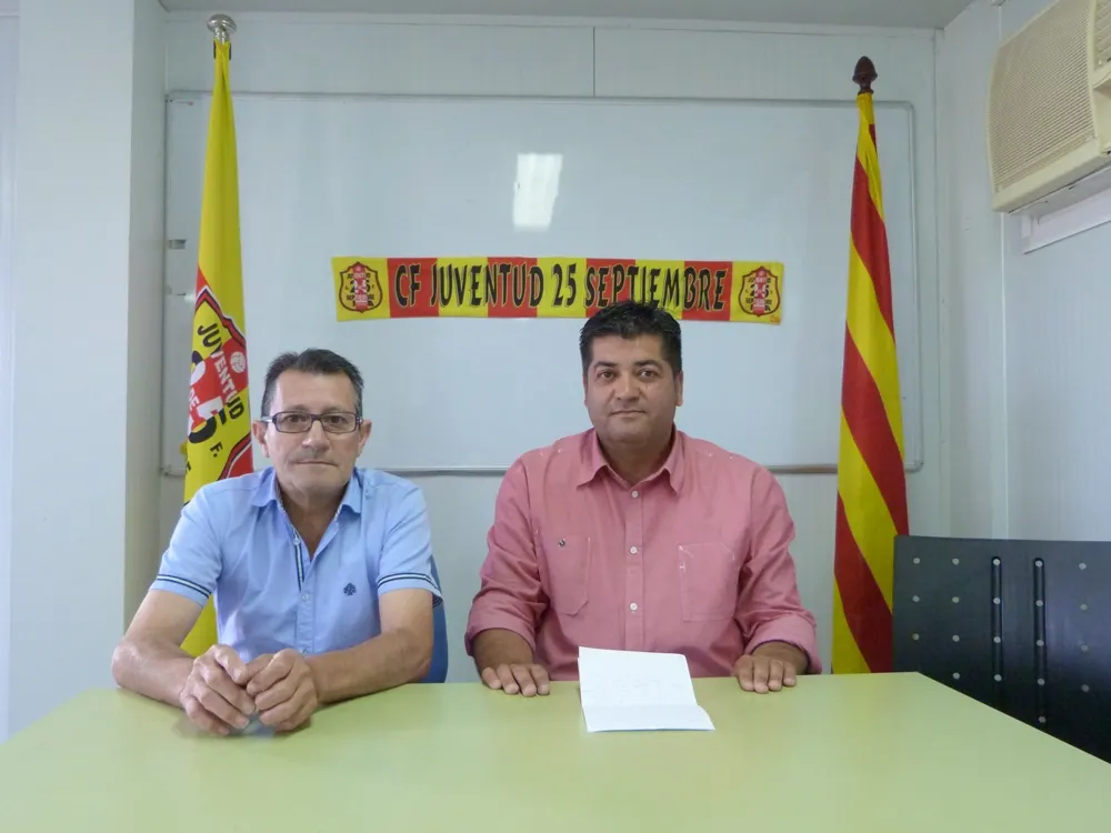 President entrant (esquerra) Manuel C. Beteta i sortint, Juan López, en l'acte de diumenge al camp
