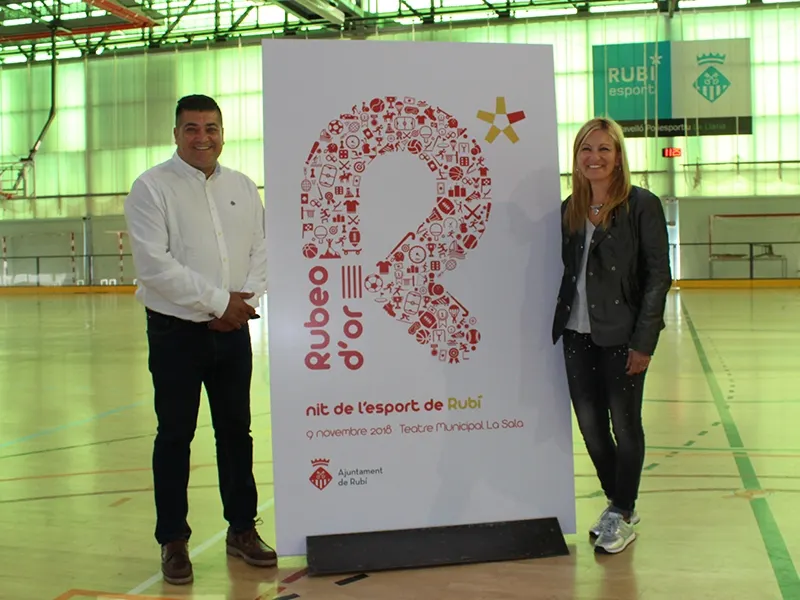 L'alcaldessa, Ana María Martínez, i el regidor d'Esports, Juan López, en la presentació dels nous p