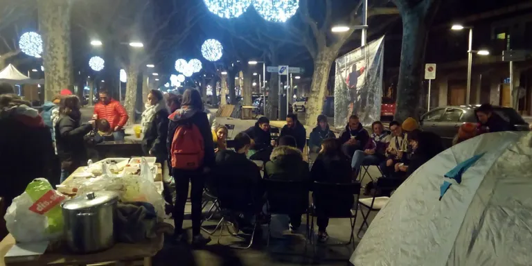 La Plataforma Suport Refugiades Alt Urgell acampa al passeig Joan Brudieu