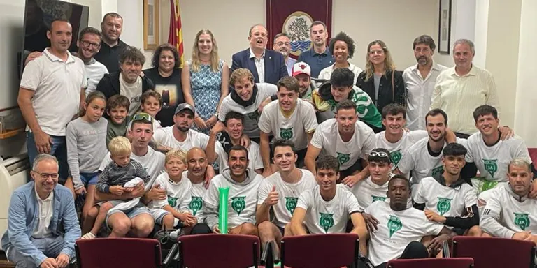 L’Ajuntament d’Arenys de Mar fa una recepció oficial al primer equip del CF Arenys
