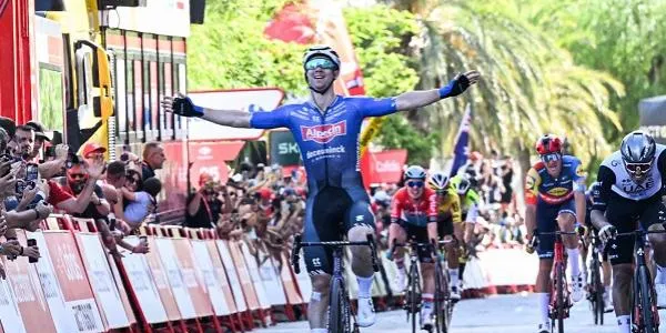 Kaden Groves i Juan Sebastián Molano regalen un final emocionant a l’afició tarragonina en el final de la quarta etapa de ‘La Vuelta’