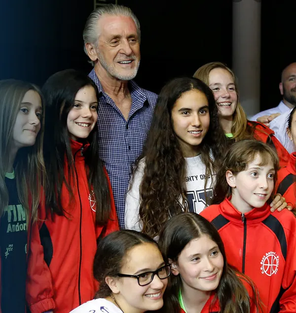 Pat Riley es fa una foto amb aficionades d'Andorra (Foto: MoraBanc Andorra)
