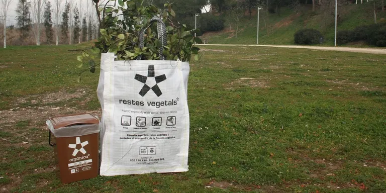 Els rubinencs poden disposar de saques de ràfia per restes petites restes vegetals