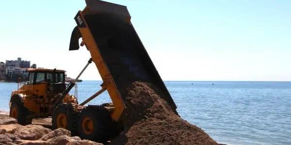 La sorra ja torna a agafar amplada a la part central de la platja d’Altafulla