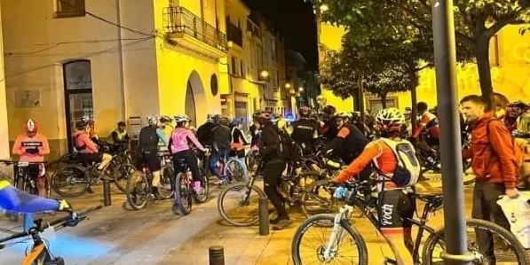 El Club Ciclista Pineda aplega 150 ciclistes a la XXIX Marxa Nocturna 'Vila de Pineda' amb Mountain Bike
