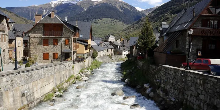 Condemnat un veí de Les per unes obres il·legals a la llera del riu Garona