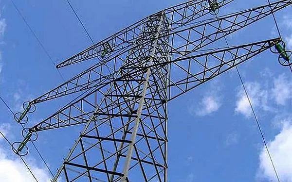 Endesa reforma una línia elèctrica de la zona costanera de Creixell