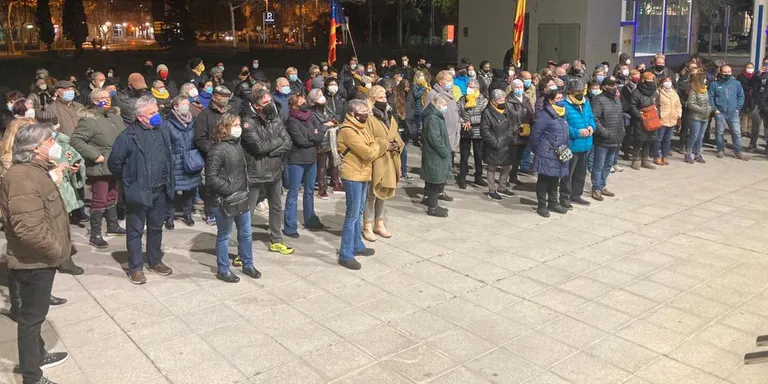Més de 150 persones es concentren a Cambrils per demanar que s’investiguin els atemptats de 2017