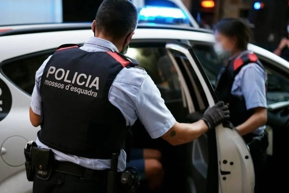 Onze joves, denunciats per tinença de drogues o armes blanques en un dispositiu conjunt de Mossos i Policia Local a Caldes