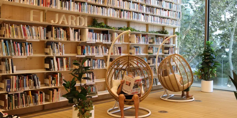 La García Márquez obre portes l'endemà de ser considerada com la millor biblioteca del món: "És un regal per al barri"