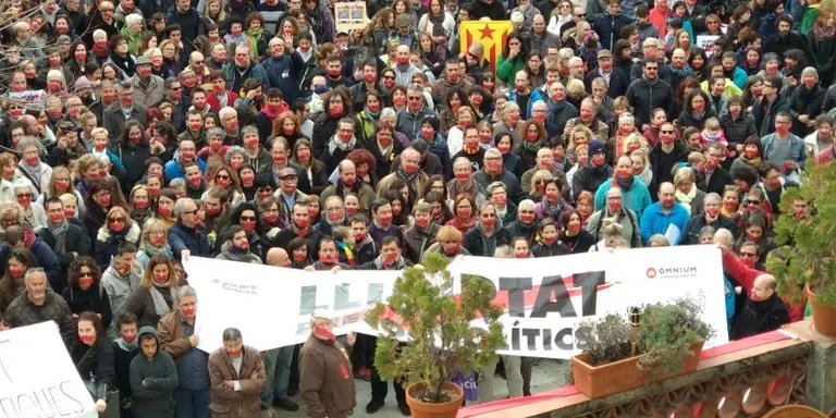 400 persones s'uneixen a la plaça de l'Ajuntament per demanar l'alliberament dels presos polítics