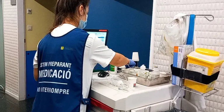Les infermeres dels hospitals de Calella i Blanes porten una armilla mentre preparen la medicació per evitar interrupcions