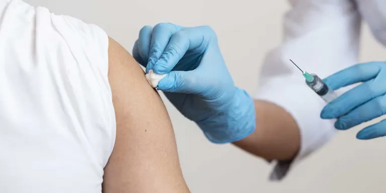 Sanitat rectifica i recomana que els positius de Covid s'esperin cinc mesos per rebre la tercera dosi, enlloc d'un