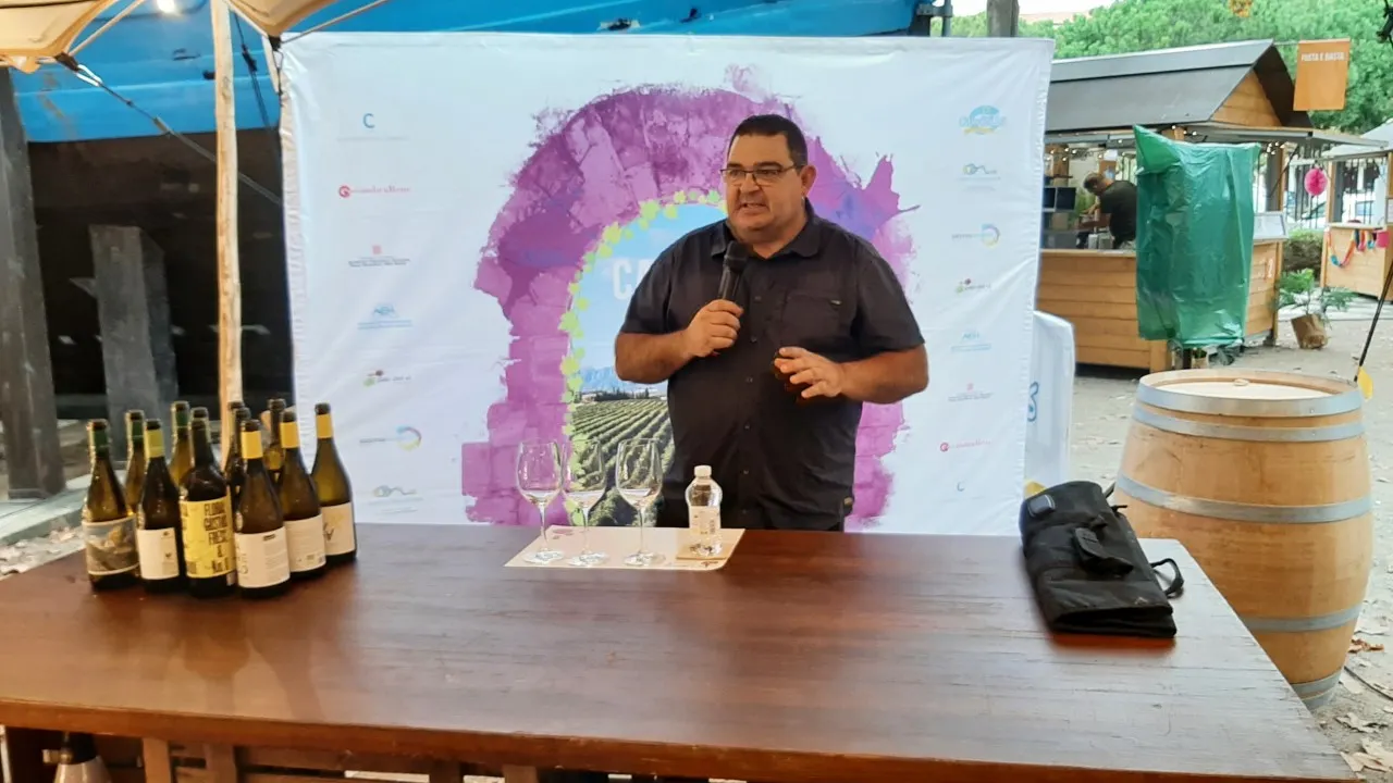 El grup 'Collita del 52' participa en un tast de vins durant la mostra “Cambrils, entrada al país del vi”