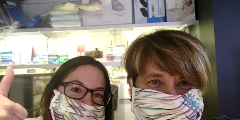 Una veïna del Pont de Suert confecciona mascaretes de neoprè per als professionals que ho necessiten