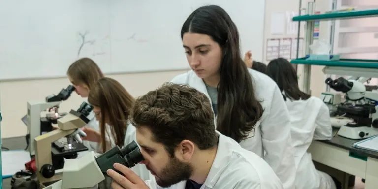 Medicina i el doble grau en Bioquímica i Biologia Molecular tornen a ser les notes de tall més altes de la URV