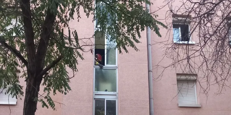 Mor una dona en un incendi en un pis a Terrassa