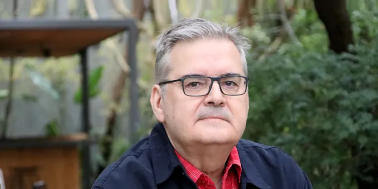 Sergi Pàmies publica ‘A les dues seran les tres’: “He pogut tornar a centrar-me en el plaer estricte de la narració”
